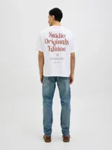 Camiseta blanca de manga corta y cuello redondo con estampado pequeño en el pecho.
