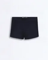 Short de calza negro, tiro alto y corte ajustado.