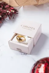 Anillo ovalado de acero quirúrgico con baño de oro de 18k.