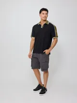 Bermuda cargo gris con bolsillos laterales y traseros con solapa.