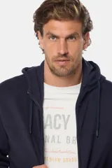 Canguro con cierre y capucha color bordó, confeccionado en felpa de algodón y poliéster.