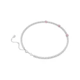 Gargantilla plateada con hilera de cristales blancos y tres cristales rosados en forma de corazón.