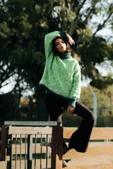 Sweater tejido a mano con dos agujas, 100% lana, color rosa jaspeado. Diseño de silueta recta con cuello tortuga.