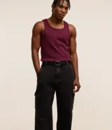 Pantalón baggy de jean negro con bolsillos cargo laterales y detalles con lavado efecto desteñido.