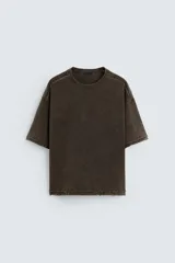 Camiseta gris de punto con efecto lavado, corte holgado, cuello redondo y mangas cortas.