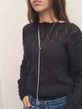 Cadena extra larga de 110 cm en tono plateado, hipoalergénica, que aporta textura y movimiento. Se puede usar sola, en doble vuelta o combinada con otras cadenas.