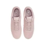 Zapatillas urbanas Nike Court Vintage Premium, color rosa claro con logo bordado en el lateral y suela blanca.