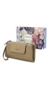 Billetera larga color camel, con textura símil cuero, cierre de broche en solapa frontal y correa de mano desmontable.