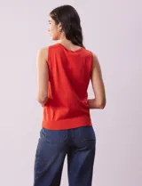Musculosa tejida color fucsia de hilado fino, con cuello redondo y sisas amplias.