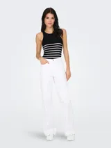 Musculosa negra con rayas horizontales blancas, de algodón suave y corte regular.