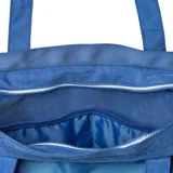 Bolso tipo tote azul con bolsillo frontal acolchado con cierre y logo de la marca en la esquina inferior derecha. Tiene doble asa de hombro y un aro metálico en el lateral.