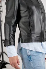 Chaqueta de cuero color rojo, con cierre frontal y mangas 3/4 con botón.