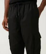 Pantalón cargo negro confeccionado en liocel con cintura elástica, cordón de ajuste y bolsillos laterales.