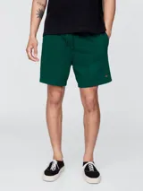 Short deportivo verde oscuro con cintura elástica y cordón ajustable.