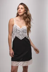 Camisón corto color beige con detalle de puntilla blanca en escote y ruedo, de breteles finos.