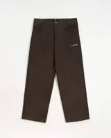 Pantalón de gabardina color marrón oscuro, corte ancho y holgado, con bordado en el frente y la espalda.