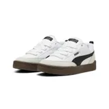 Championes Puma Park Lifestyle Og para hombre, color blanco con detalles en negro y suela marrón.
