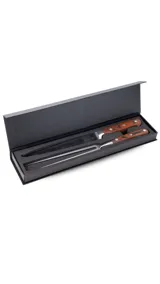 Juego de trinchar compuesto por cuchilla y pincho. Acero y mango de madera premium. Estuche en caja magnética.