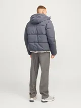 Campera puffer gris con capucha ajustable y bolsillos frontales.