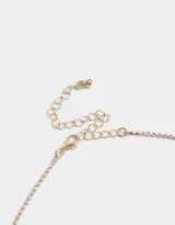 Set de dos chokers: uno con cinta de encaje color durazno y otro con cadena dorada y multidijes colgantes (relicario, corazón, candado, moño y perla).