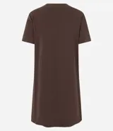 Vestido corto de mujer, estilo camiseta, color terracota/óxido, con escote redondo, mangas cortas y bolsillos laterales. El bajo es redondeado.