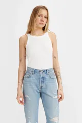 Musculosa blanca de algodón con cuello redondo y sisas amplias.