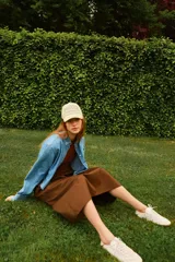 Camisa corta de denim celeste, con cuello americano, botonadura frontal, mangas largas con puños abotonados, bolsillo de parche en el pecho y bajo recto.