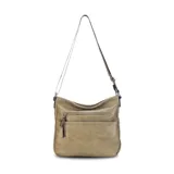 Bandolera color beige con correa larga regulable combinada a tono. Tiene dos bolsillos frontales con cierre, apertura superior con cierre, división interna, bolsillos internos y bolsillo trasero con cierre.