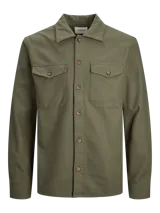 Sobrecamisa verde oliva de manga larga con cuello de camisa, cierre con botones y dos bolsillos frontales con solapa abotonada.