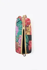 Neceser rectangular acolchado con estampado floral multicolor, cierre de cremallera y borla decorativa.