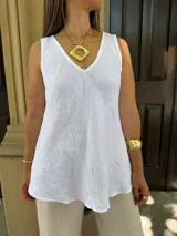 Musculosa blanca de lino con escote en V.