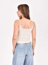 Musculosa gris con breteles finos y bordado de un cangrejo rojo en el pecho.