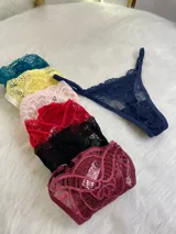 Pack de tres microtangas de encaje en colores variados, con diseño delicado y suave al tacto.