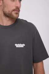 Camiseta gris oscuro de manga corta con cuello redondo y estampado blanco en el pecho.