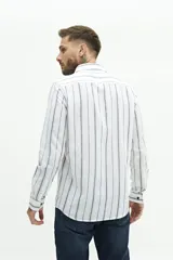 Camisa de manga larga para hombre, color blanco con rayas verticales finas en tonos grises y azules. Confeccionada en una mezcla de lino y algodón, de corte semi slim y logo bordado en el pecho.