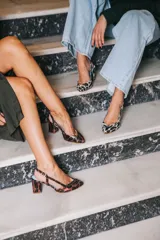 Zapato de tacón con estampado animal print, tacón bloque de 6,5 cm y tira trasera.