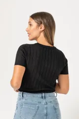 Remera negra de viscosa con cuello redondo y mangas cortas.