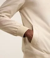 Campera bomber de poliéster color gris oscuro, con cuello alto, cierre frontal con cremallera, bolsillos laterales, mangas largas con puños ajustados y bajo con ajuste elástico.