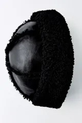 Gorro negro combinado en tejido efecto piel y efecto borreguillo.