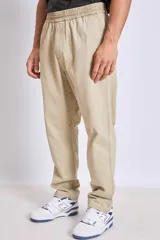 Pantalón de gabardina color beige, de corte recto y tiro medio.