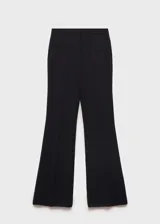 Pantalón de vestir negro de corte wide leg, con bolsillos laterales y cierre frontal con cremallera y botón.
