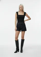 Top negro sin mangas con cuello cuadrado y detalle cut-out.