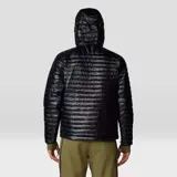 Campera negra con capucha, acolchada con poliéster reciclado. Tiene cierre frontal, bolsillo en el pecho con cierre, dos bolsillos laterales con cierre, puños elásticos y dobladillo ajustable. Se puede guardar en su propio bolsillo.