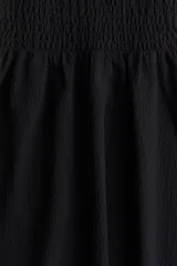 Vestido midi negro con cuerpo entallado fruncido, escote redondo y breteles spaghetti. Costura fruncida en la cintura y pollera con leve vuelo.