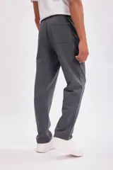 Pantalón deportivo gris oscuro de corte recto.