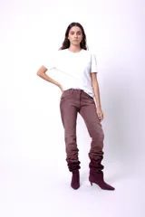 Pantalón jean de tiro medio color marrón, confeccionado en denim 100% algodón.