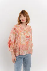 Blusa con estampado único, cuello mao, abertura frontal y mangas 3/4.