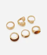 Set de seis anillos dorados con detalles en resina color ámbar. Incluye anillos lisos, con detalles de resina y con diseño abierto.