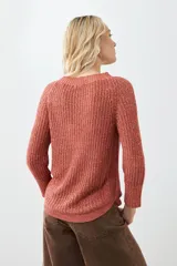 Sweater rojo de tejido de punto con ruedo curvo y mangas 3/4.