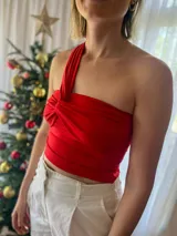 Top marrón de un hombro con detalle cruzado en el frente.